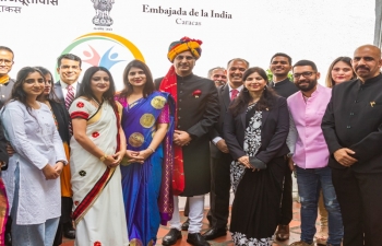 El Embajador Abhishek Singh interactuo con la Diaspora India durante las celebraciones del 74 Dia de la Republica en Caracas.